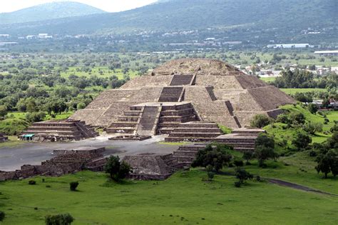 Teotihuacan, située dans le bassin du Mexique central, était la ville la plus grande, la plus influente et la plus vénérée de l'histoire du Nouveau Monde. Elle prospéra pendant l'âge d'or de la Mésoamérique