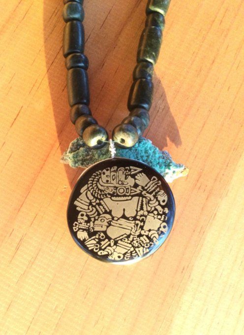Bijou Mexicain Divinité Mexica Coyolxauhqui gravée sur obsidienne noire collier perles  de jade maya