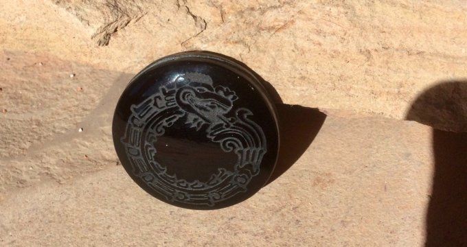 Quetzalcoatl Kukulkan cabochon obsidienne, pendentif ou bijou Mexicain en obsidienne du Mexique 