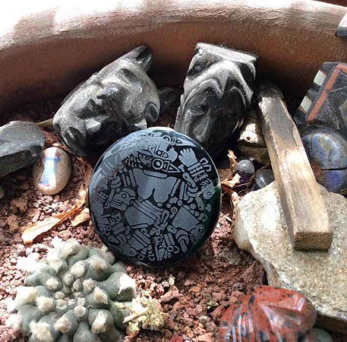 Divinité Mexica Coyolxauhqui gravée sur obsidienne noire-Pierre ou Pendentif bijou Mexicain  5cm