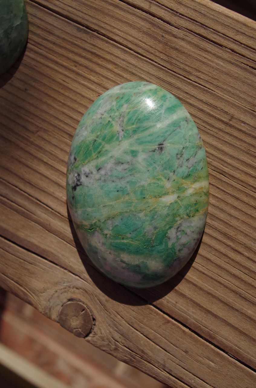 Grand cabochon pierre de jade guatemala jadeite vert eau AA 70mm