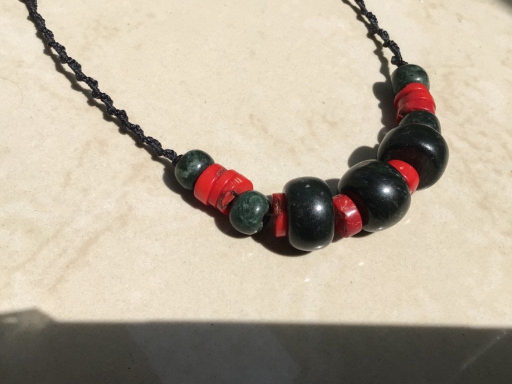Collier Perles de Jade Maya et corail rouge.