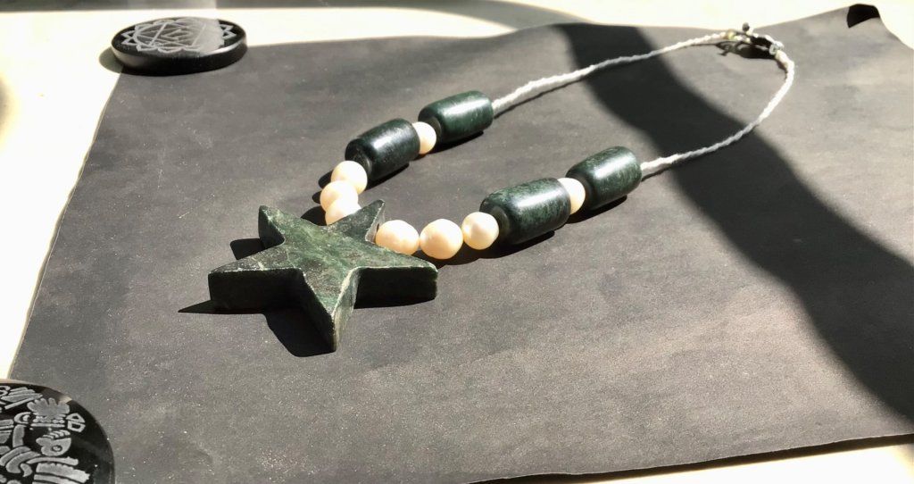 Etoile pendentif jade Maya et perles de culture