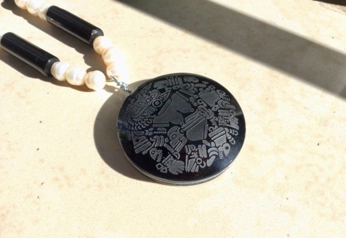 Divinité Mexica Coyolxauhqui gravée sur obsidienne noire-Pierre ou Pendentif bijou Mexicain  5cm