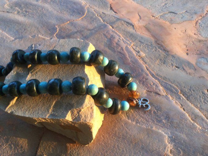 Collier de jade serpentine guatémaltèque et de perles turquoise et ambre avec le symbole OM