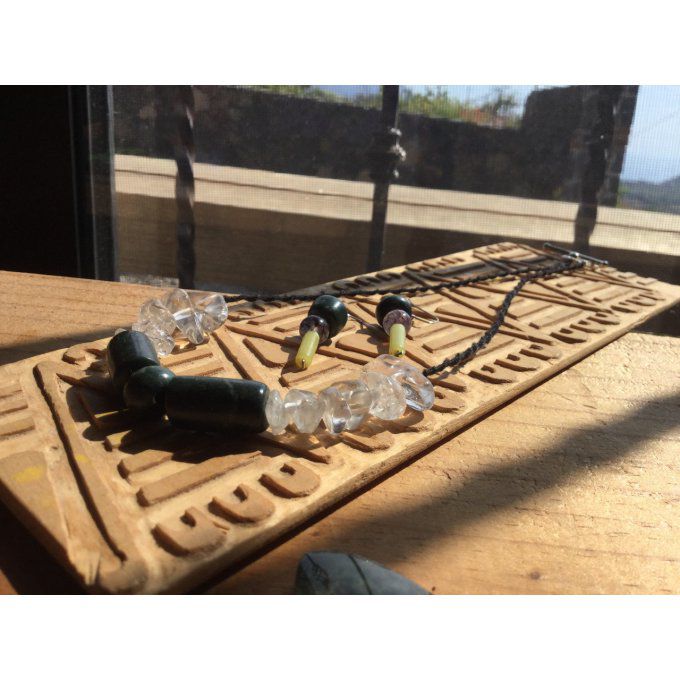 Collier de perles pierres semi-précieuses jade du Guatemala vert épinard et quartz cristal harmonie,