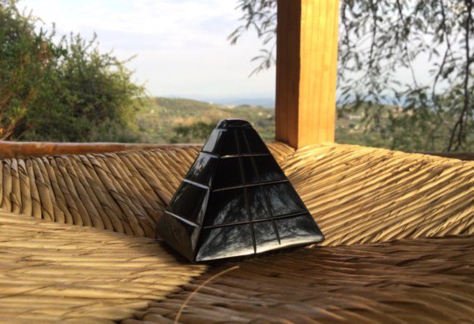 Pyramide pierre sculpture obsidienne du Mexique 7cm taillée à la main..protection purification 