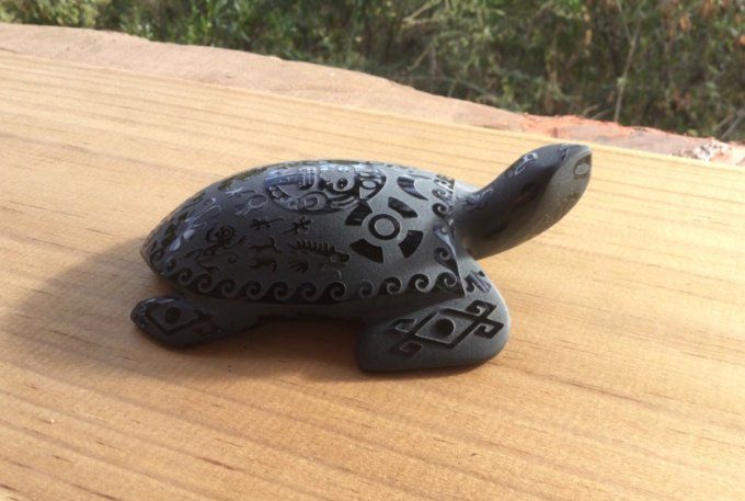 Tortue sculptée pierre  gravé symboles amerindiens obsidienne noire Mexique, collection