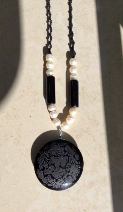 Bijou Mexicain Divinité Mexica Coyolxauhqui gravée sur obsidienne noire perles culture, agate noire