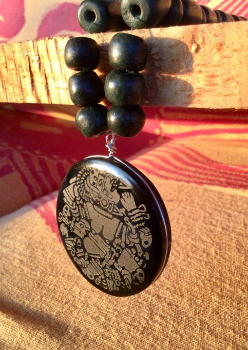 Bijou Mexicain Divinité Mexica Coyolxauhqui gravée sur obsidienne noire collier perles  de jade maya