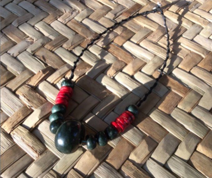 Collier tissé perles de jade Maya Guatémaltèque et corail rouge.