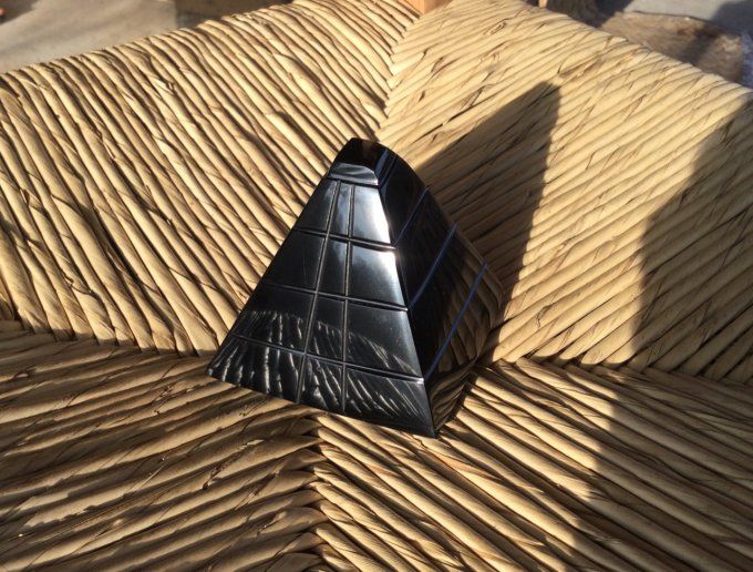 Pyramide pierre sculpture obsidienne du Mexique 7cm taillée à la main..protection purification 