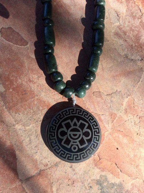 Ollin pendentif Mexicain calendrier Aztèque obsidienne  du Mexique symbole Ancien collier de perles 