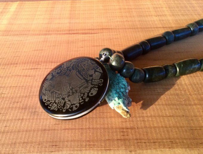 Bijou Mexicain Divinité Mexica Coyolxauhqui gravée sur obsidienne noire collier perles maya