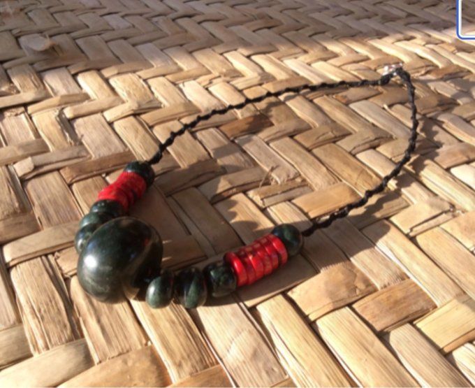 Collier tissé perles de jade Maya Guatémaltèque et corail rouge.