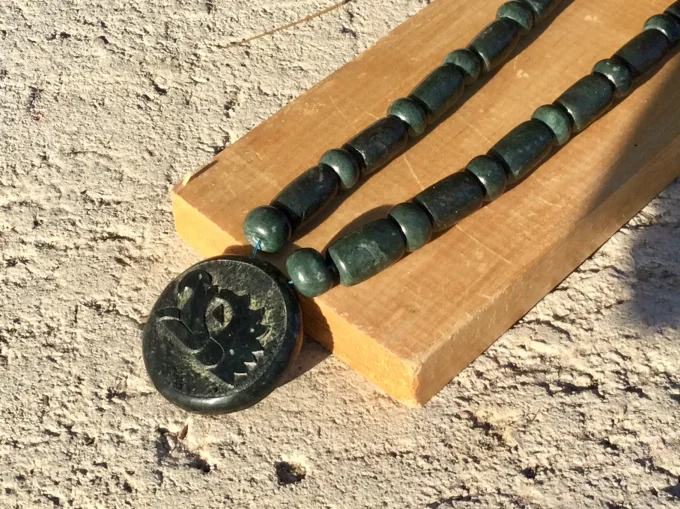 Aigle aztèque gravé jade maya du Guatemala 5cm perçé pierre seule ou pendentif- bijou Mexicain