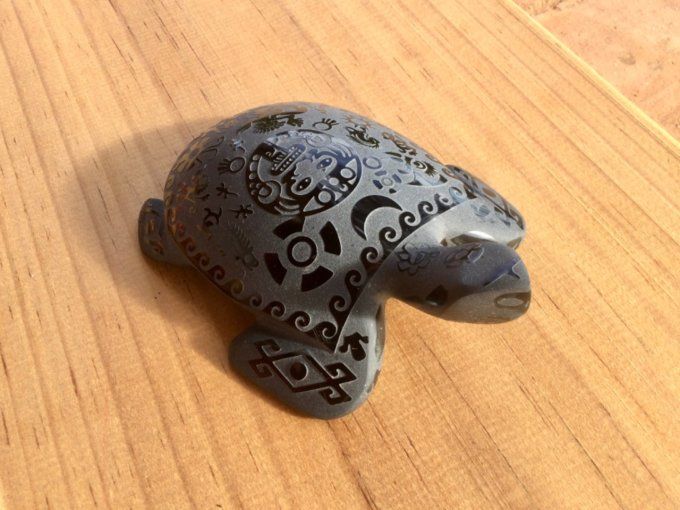 Tortue sculptée pierre  gravé symboles amerindiens obsidienne noire Mexique, collection