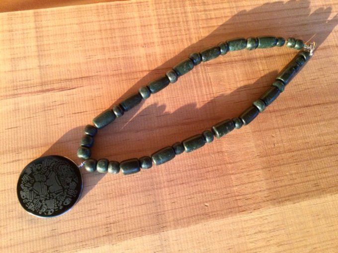 Bijou Mexicain Divinité Mexica Coyolxauhqui gravée sur obsidienne noire collier perles  de jade maya