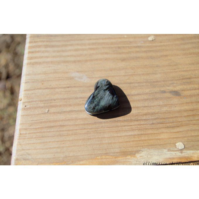 Pendentif pierre taillée en coeur obsidienne mentogochol manto huichol violette  du Mexique,