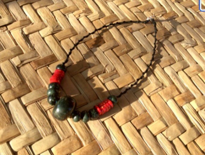 Collier tissé perles de jade Maya Guatémaltèque et corail rouge.