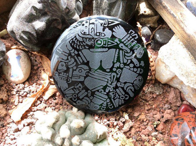 Divinité Mexica Coyolxauhqui gravée sur obsidienne noire-Pierre ou Pendentif bijou Mexicain  5cm