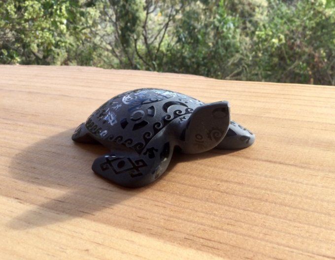 Tortue sculptée pierre  gravé symboles amerindiens obsidienne noire Mexique, collection