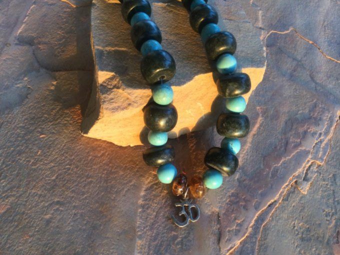 Collier de jade serpentine guatémaltèque et de perles turquoise et ambre avec le symbole OM