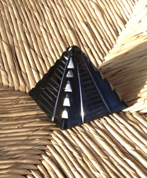 Pyramide pierre sculpture obsidienne du Mexique 7cm taillée à la main..protection purification 