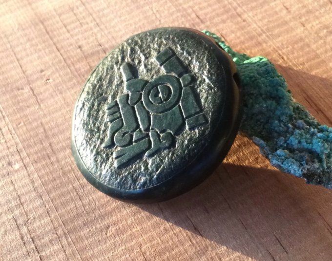 Pendentif Tlaloc divinité liée à l’Eau Mexica Aztèque pierre serpentine type jade Guatemala Maya