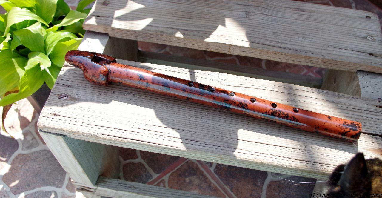 Flûte à bec sculptée en obsidienne rouge mahogany  instrument de musique en pierre