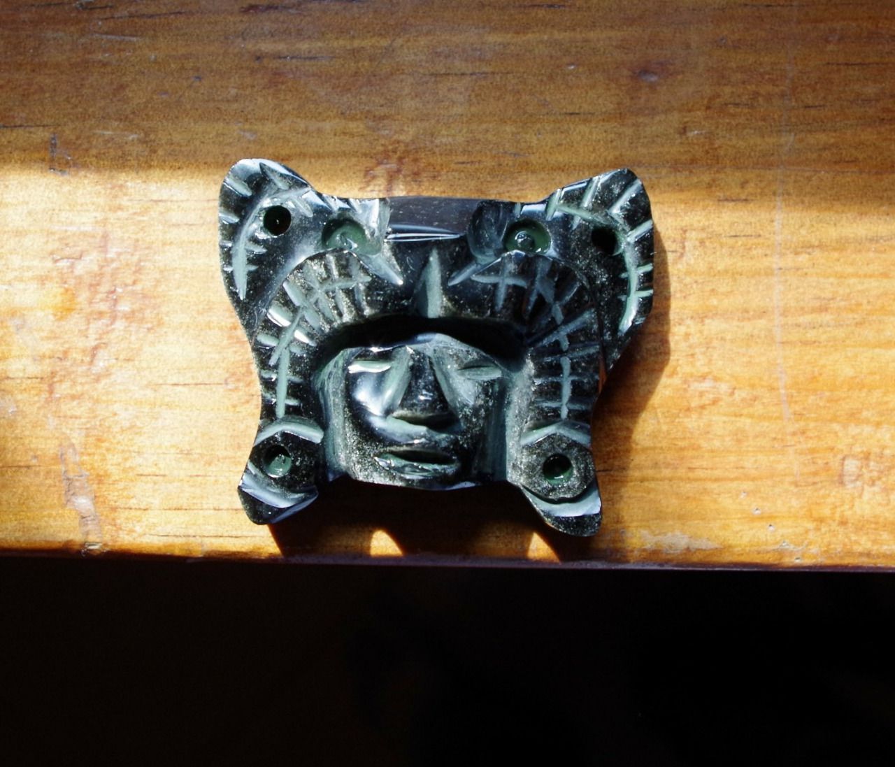 Masque Aztèque Maya JAguar Visage amérindien bijou pendentif pierre obsidienne dorée du MExique