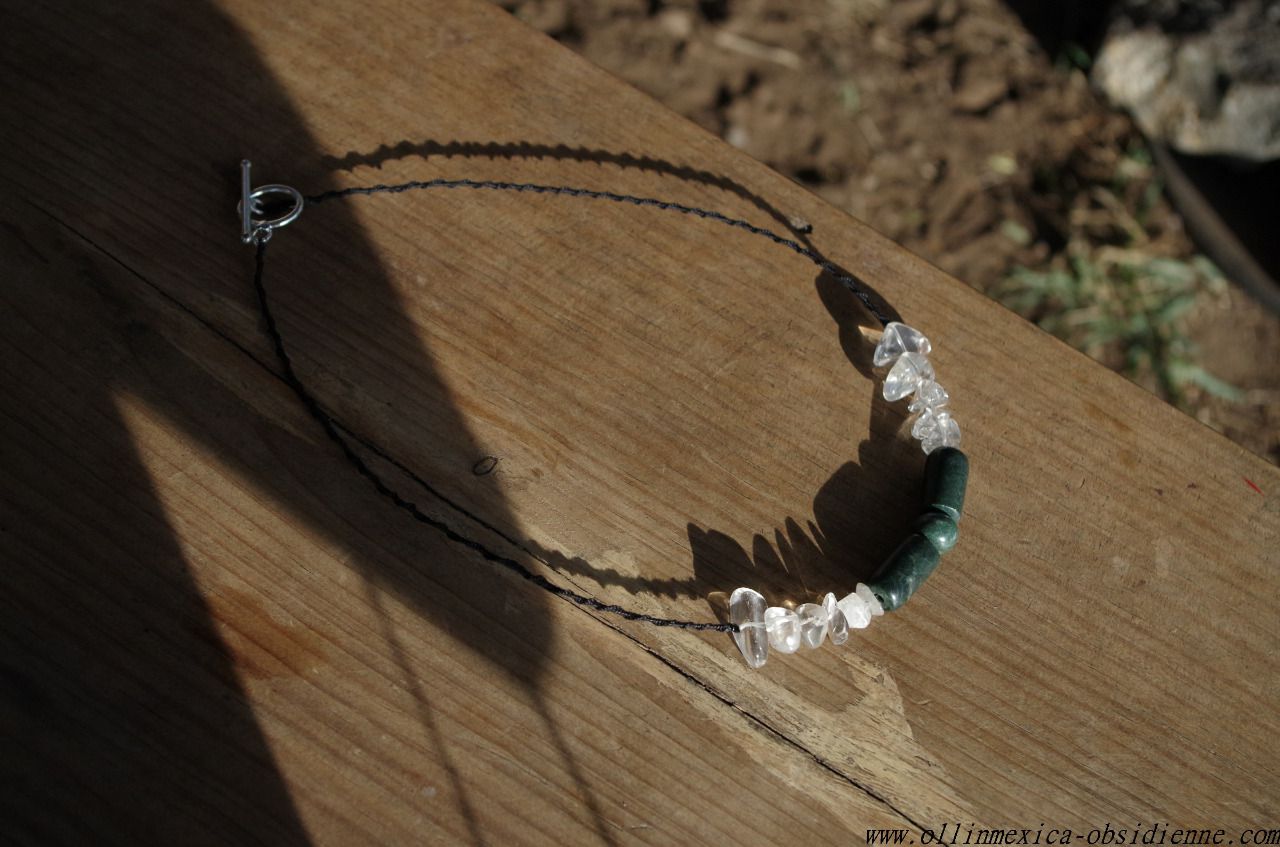 Collier de perles pierres semi-précieuses jade du Guatemala vert épinard et quartz cristal harmonie,
