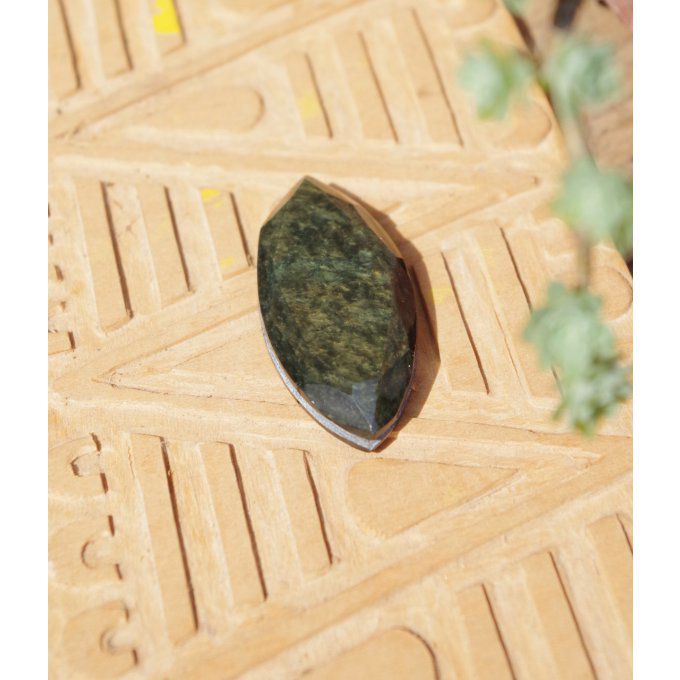 obsidienne du Mexique, pierre obsidienne verte manto huichol mentogochol cabochon faceté pendentif