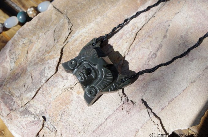 Figurine Aztèque mexicaine Amérindienne  bijou pendentif ou porte clés pierre obsidienne dorée 