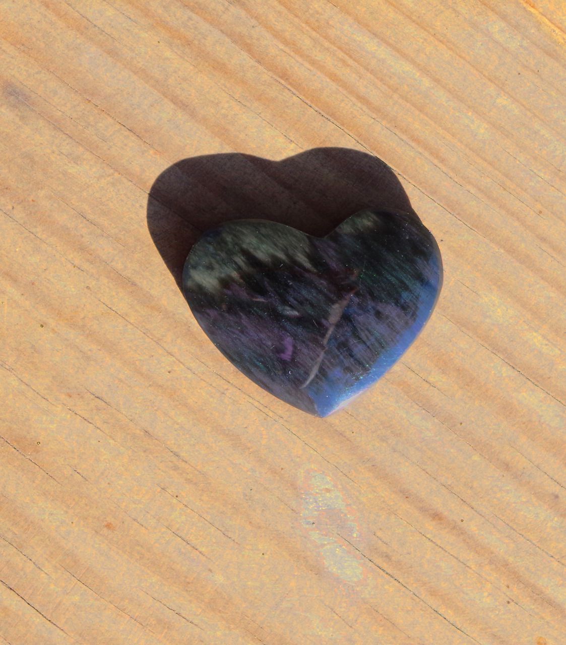 Pendentif pierre taillée en coeur obsidienne mentogochol manto huichol violette  du Mexique,