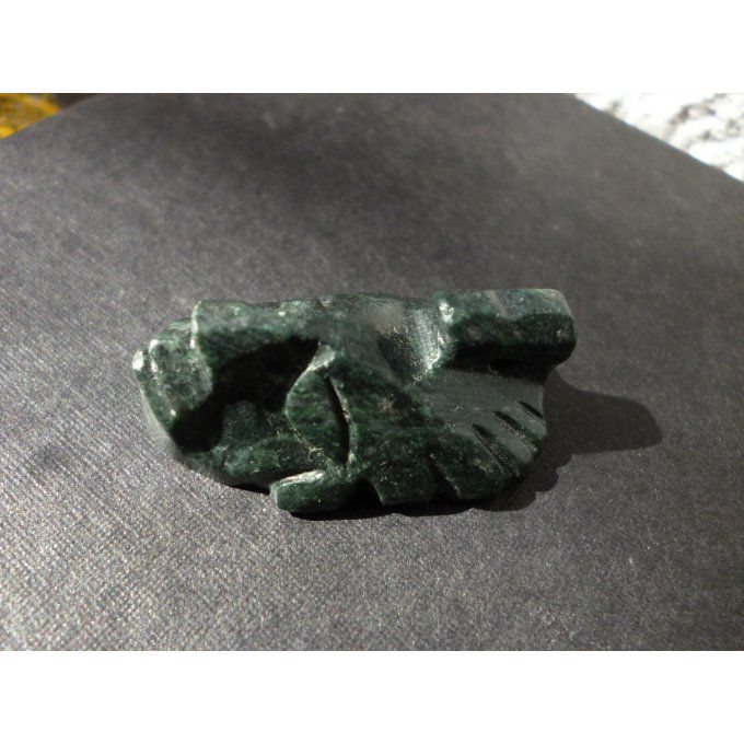 Pendentif pierre taillée visage maya jade Guatemala vert épinard, fil de coton marron café Guatemali