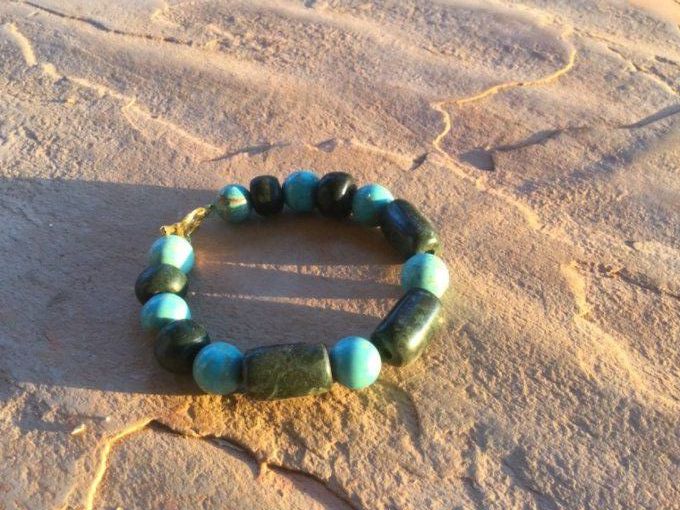 Bracelet perles de jade obscure et perles de turquoise 