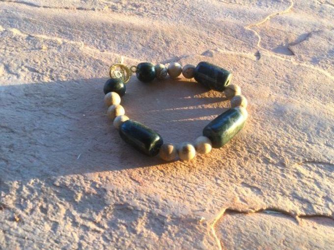 Bracelet perles de jade  vert epinard et pierre semi précieuse marron beige 