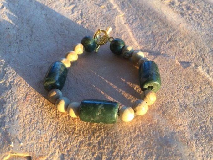 Bracelet perles style jade Guatemala vert epinard et pierre  arbre fossilisé