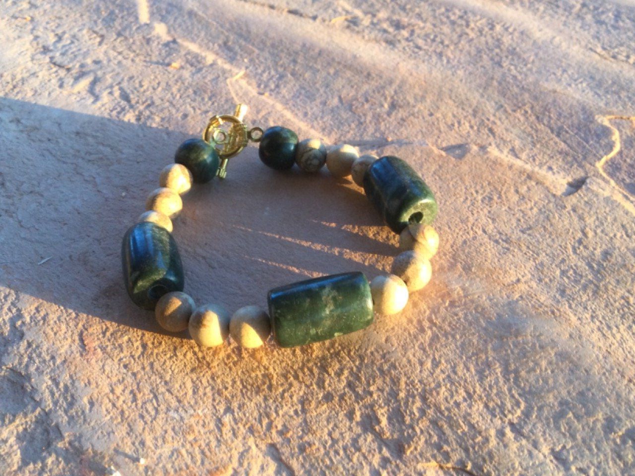 Bracelet perles de jade  vert epinard et pierre semi précieuse marron beige