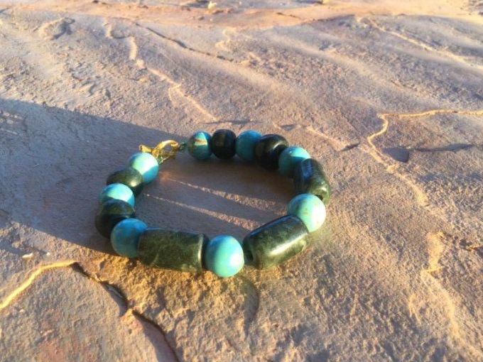 Bracelet perles style jade du guatemala vert obscure et perles de turquoise 