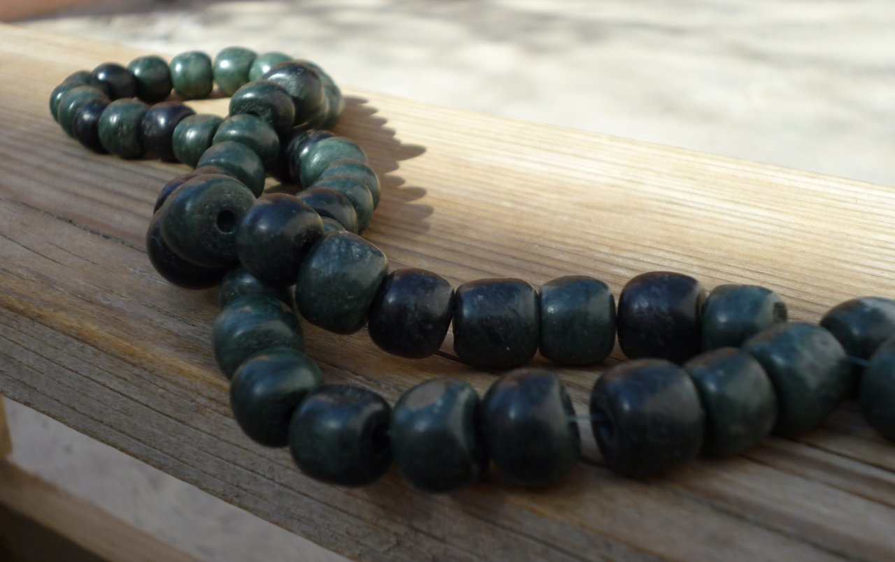 Cabochons et perles jade & serpentine Maya