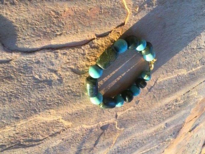 Bracelet perles de jade obscure et perles de turquoise 