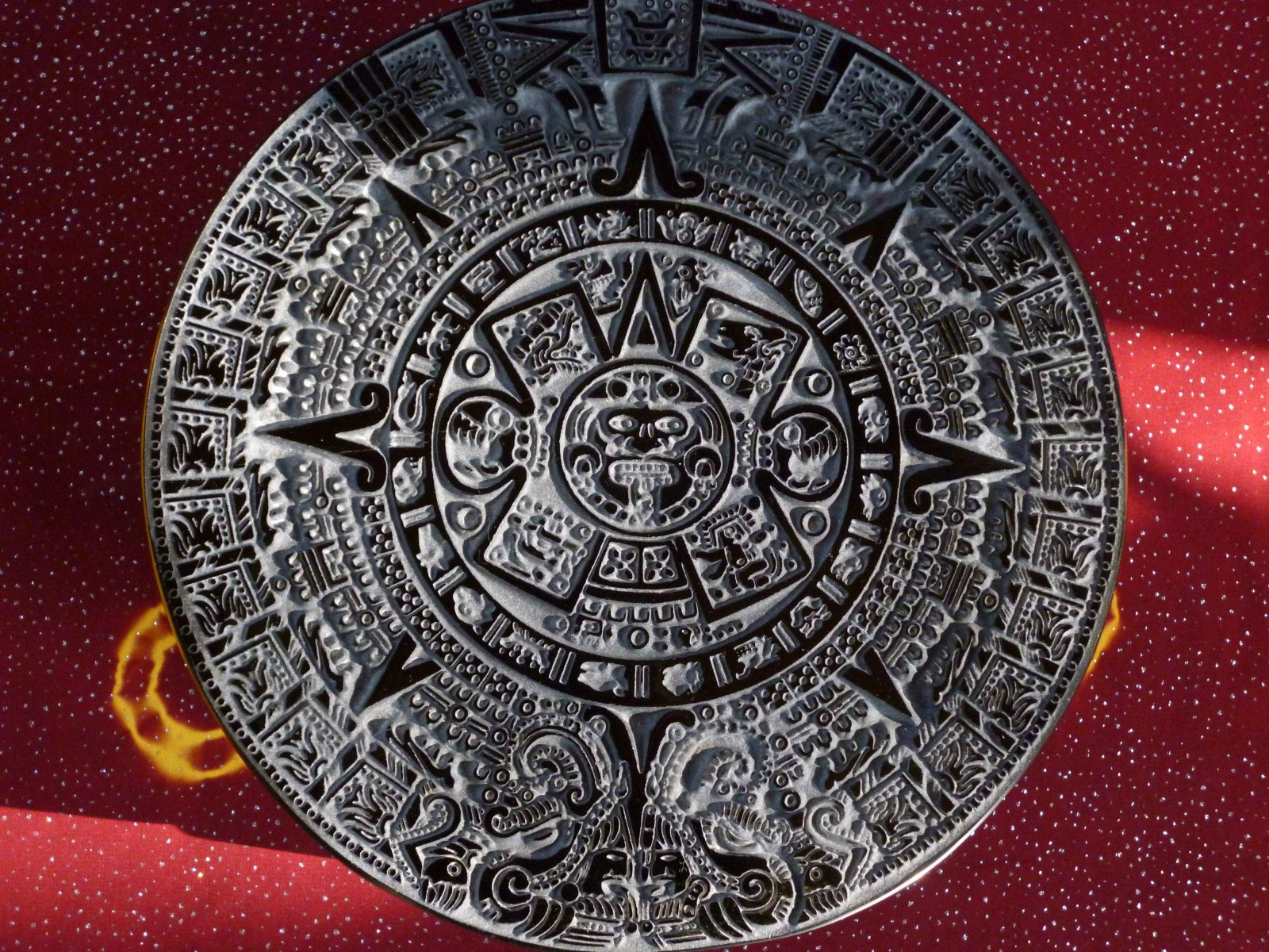 Calendrier aztèque gravure sur pierre obsidienne dorée 