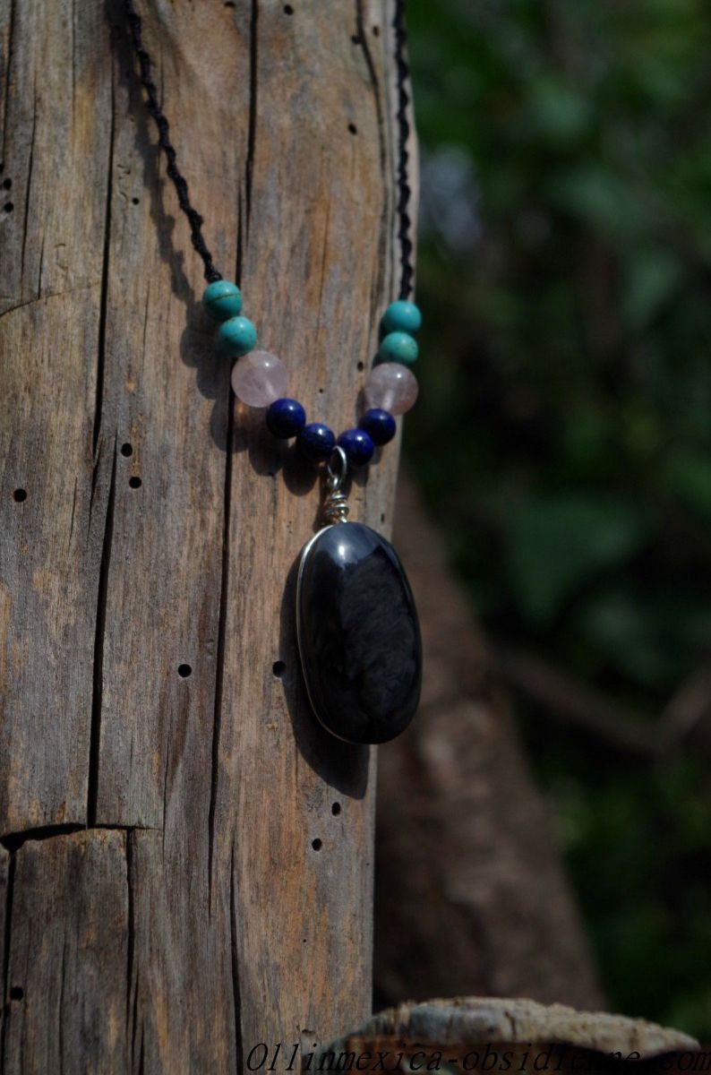 collier obsidienne manto huichol