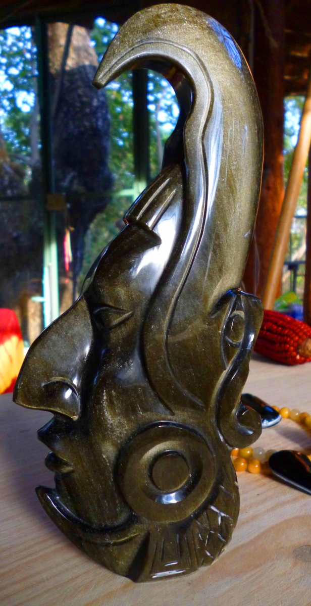Guerrier Aigle sculpté en obsidienne dorée du Mexique art mexicain teotihuacan amérindien guerrier aztèque
