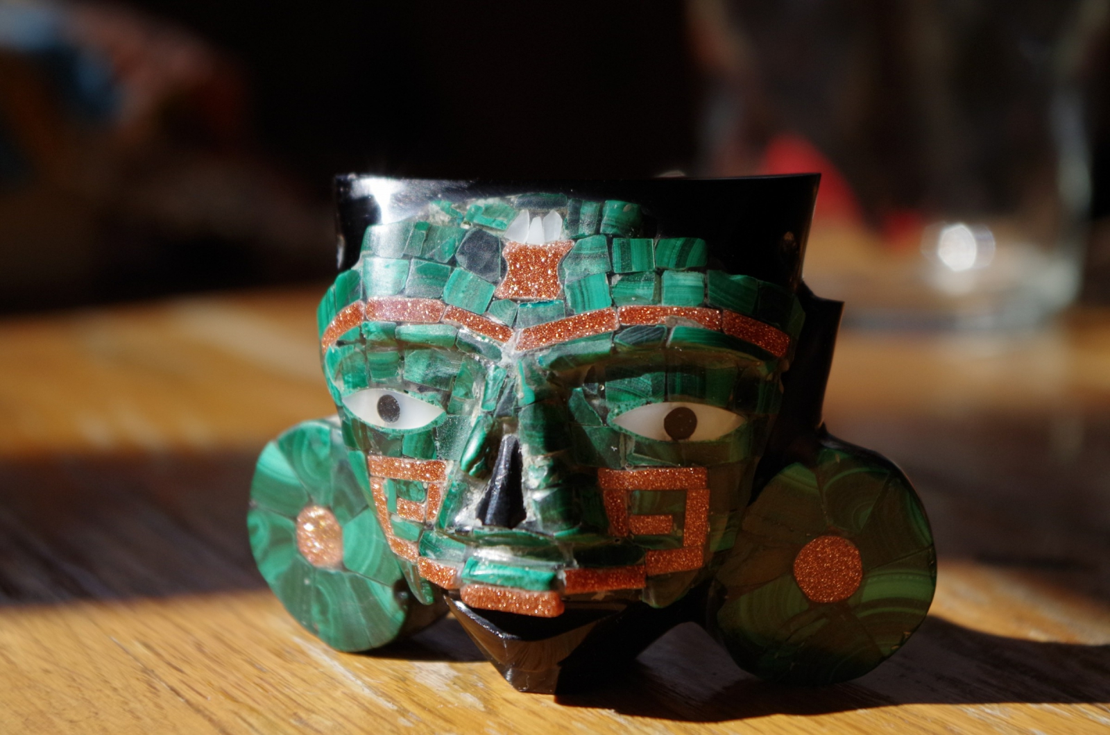masque aztèque teotihuacan sculpté obsidienne visage et jade incrusté
