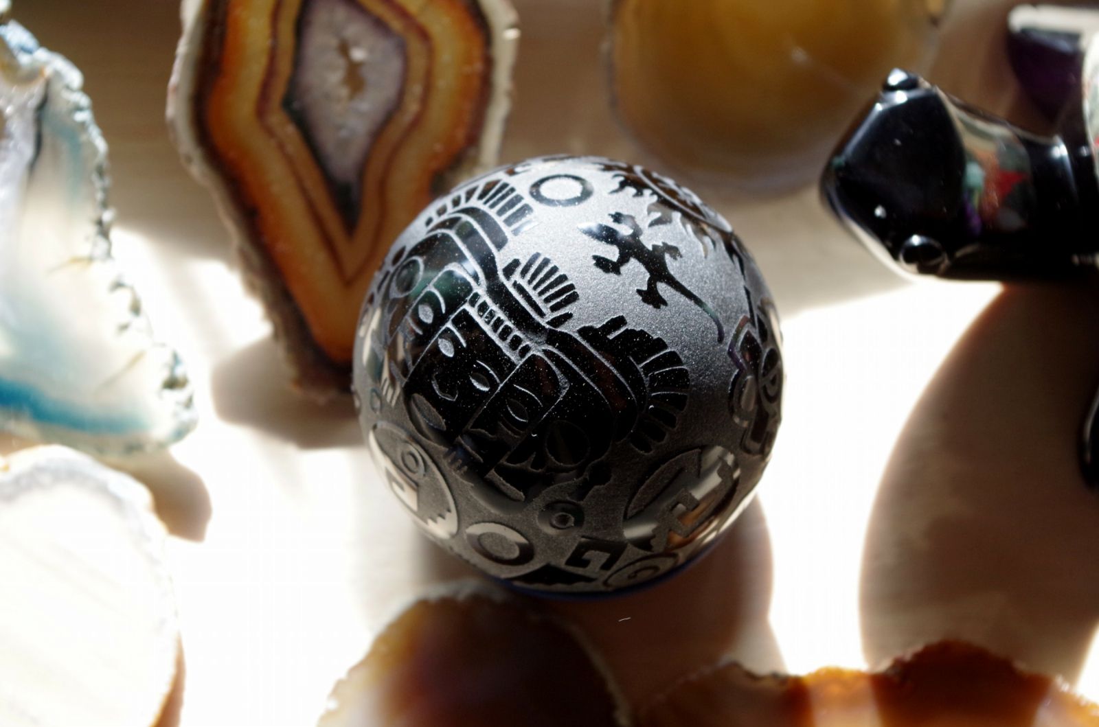 obsidiana negra esfera grabada symbolos aztecas Sphere obsidienne noire gravée des symboles azteques